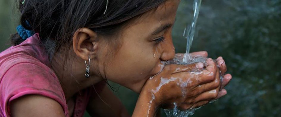 Agua potable niña