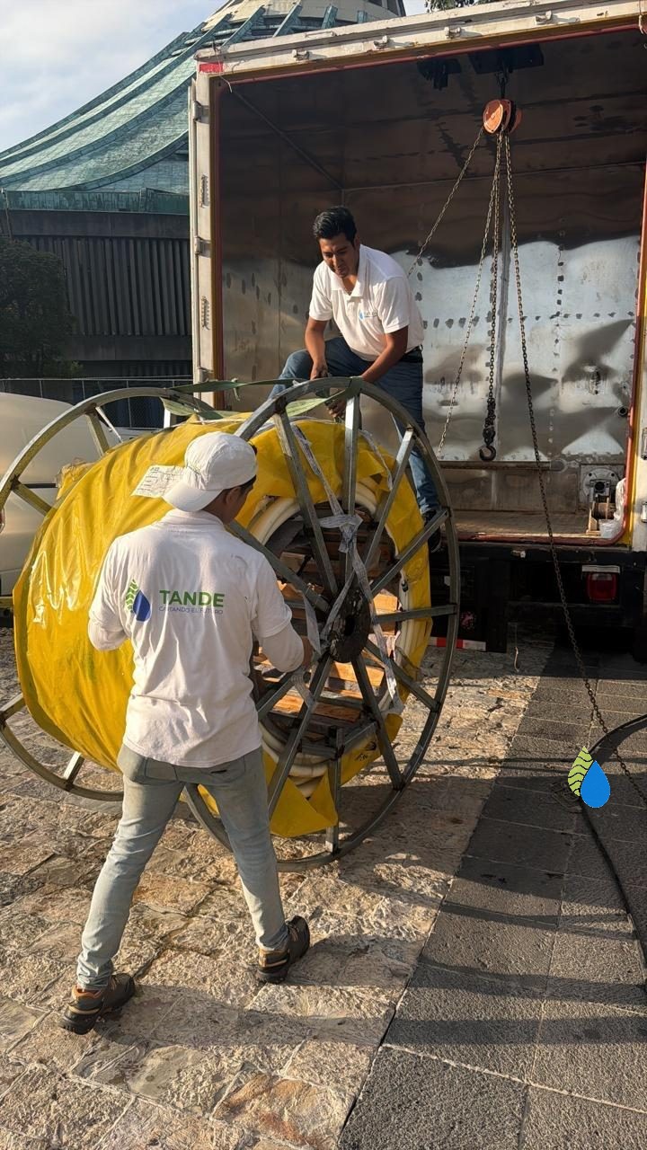 Equipo TANDE descargando carrete de liner