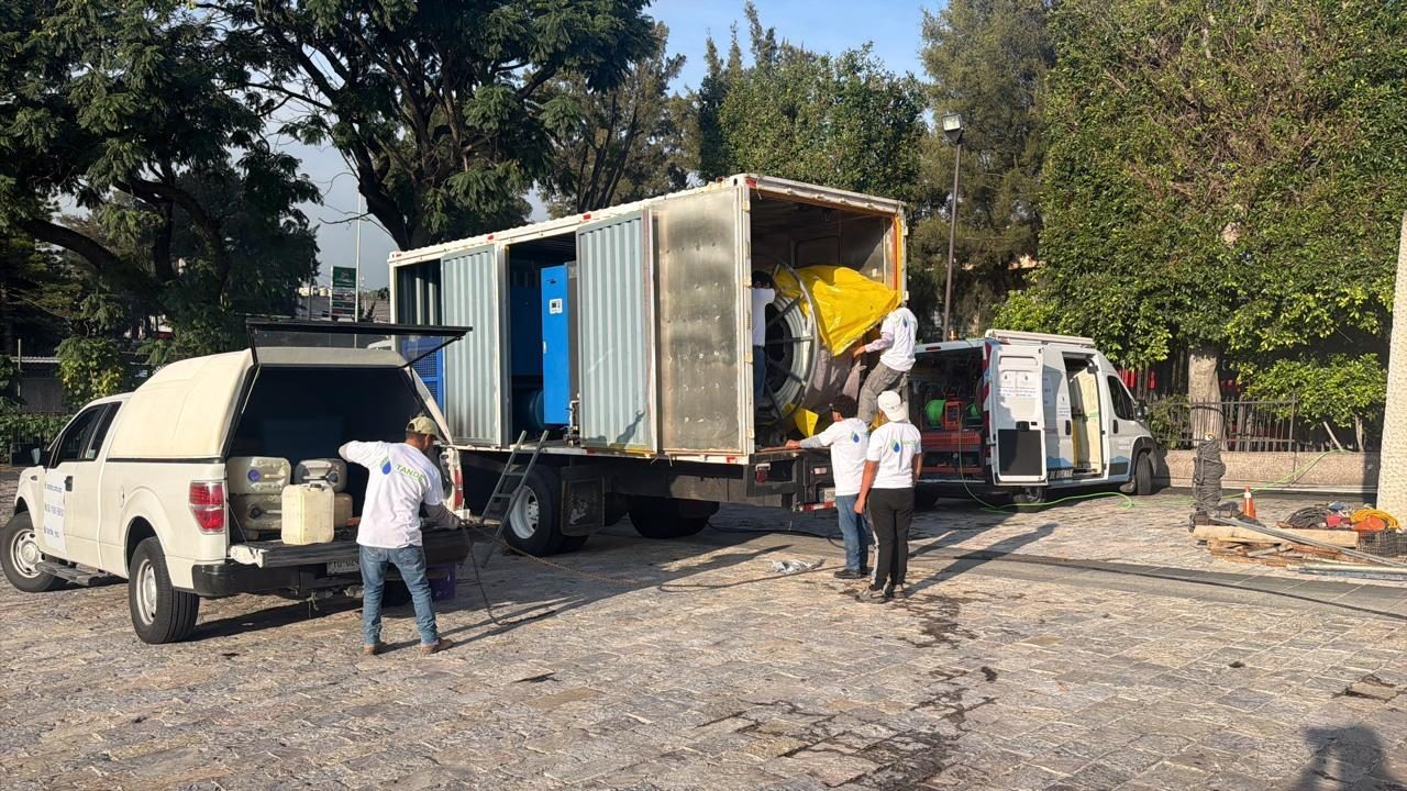 Equipo TANDE instalando liner en obra